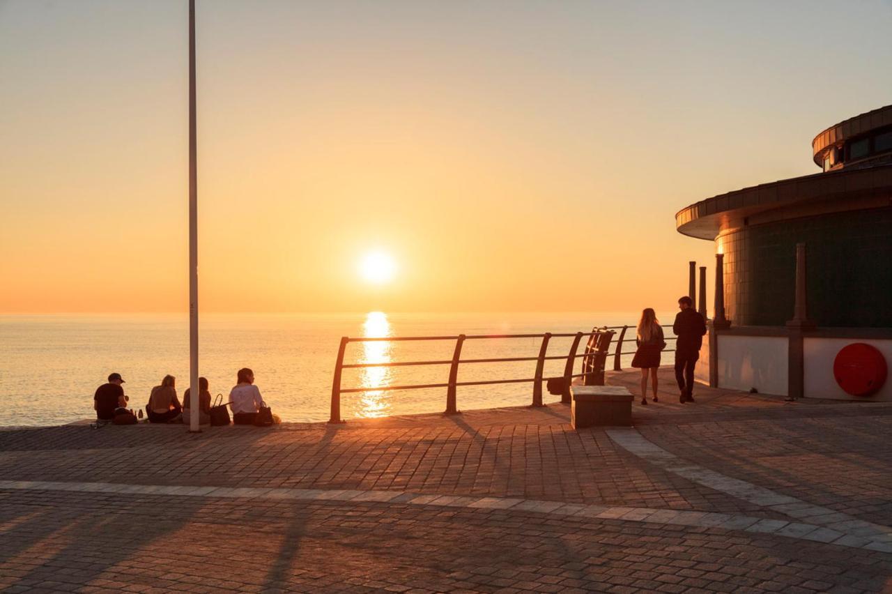 New Central Seafront Apartment- Stunning Sea Views Aberystwyth Buitenkant foto